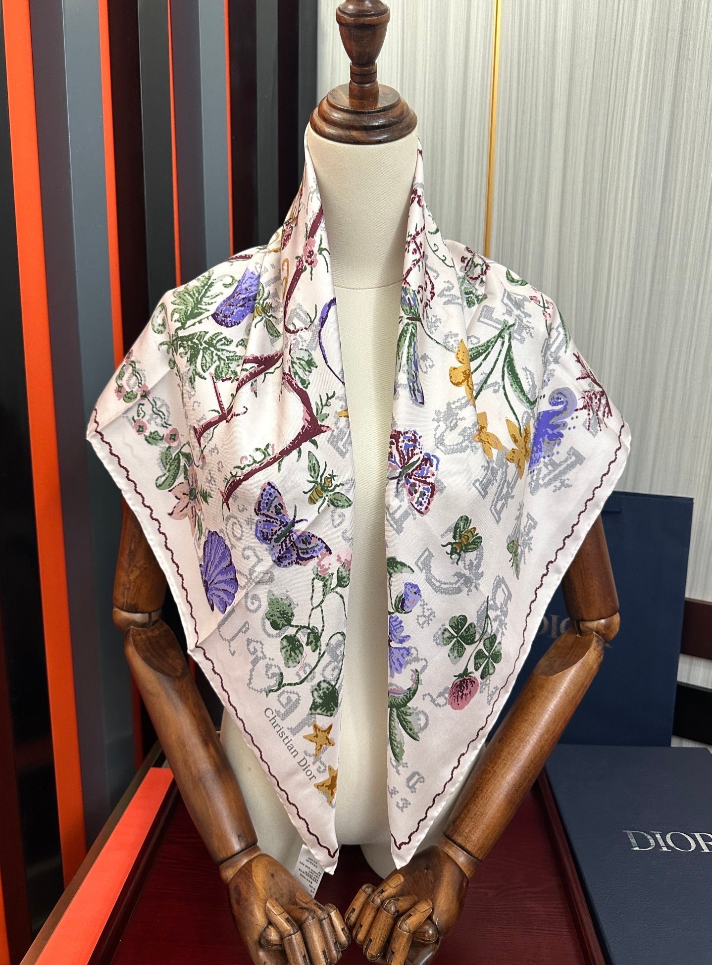 DIOR SQUARE SCARF 90 CM IN WHITE SILK MOTIF 735744